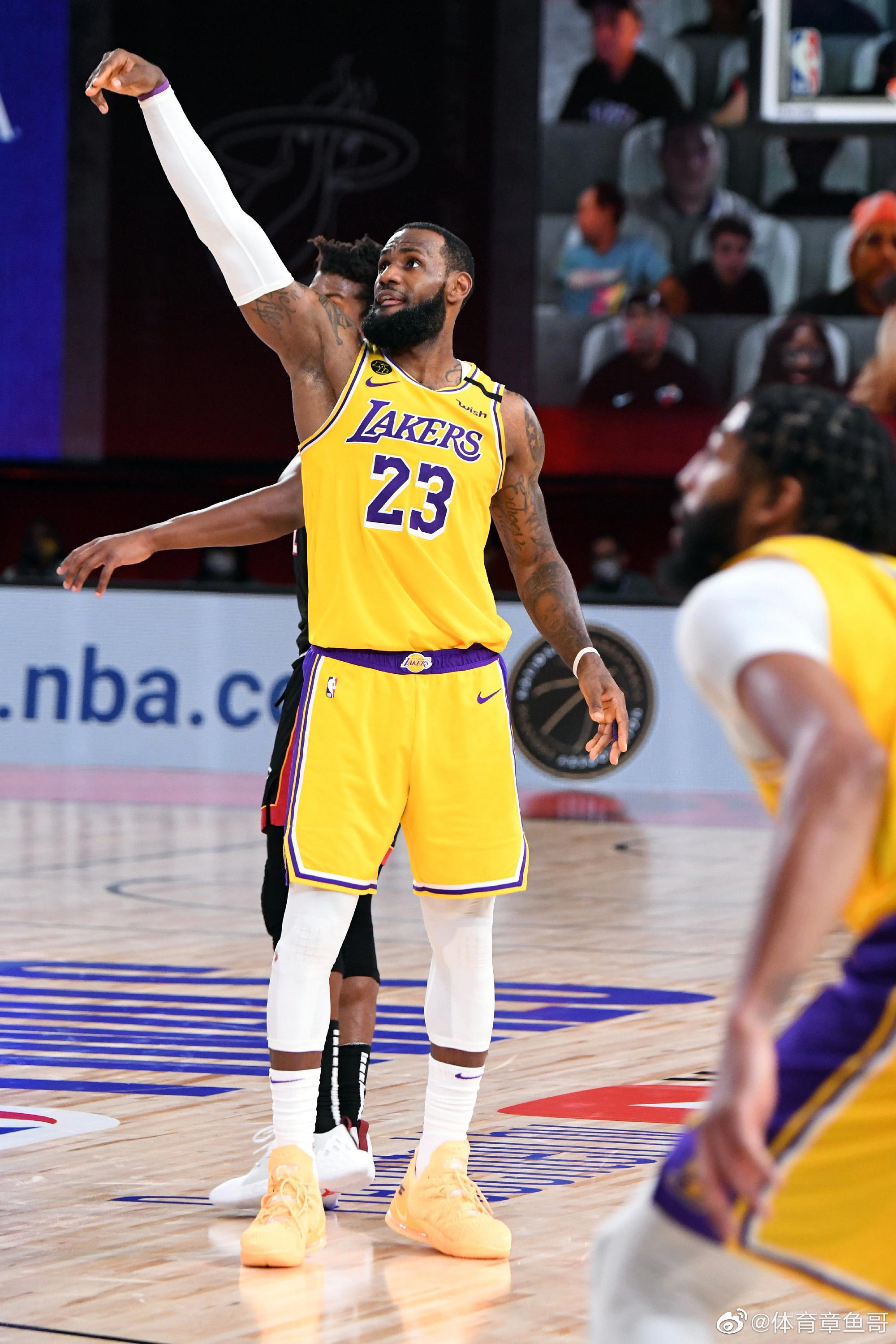 包含詹姆斯焦点对战，浓眉哥与60激战DWG分钟，重要助攻胜负难料！比赛高潮迭起的词条